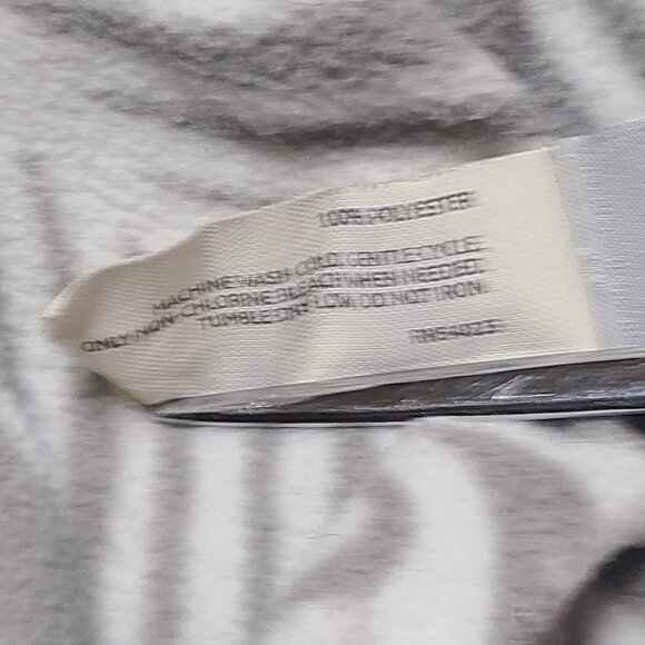 Old Navy Gray and White Fleece Scarf With Feather Pattern - Picture 7 of 8